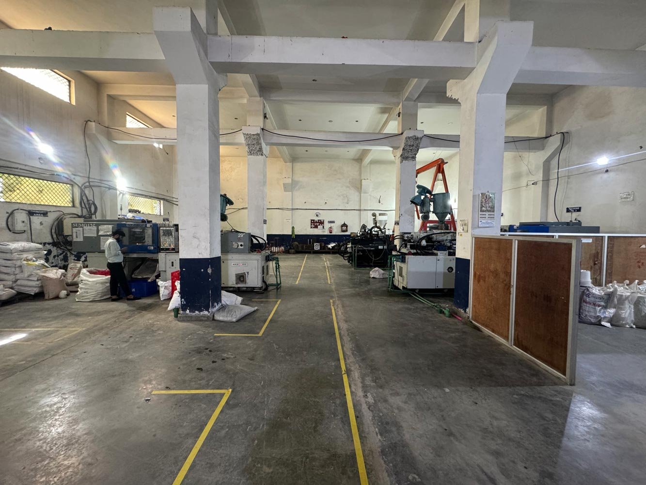 laxmi-hitech-plastic-moulding-factory-workshop